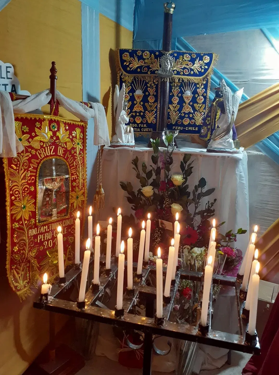Altar con velas encendidas en honor a la Santa Cruz de Motupe